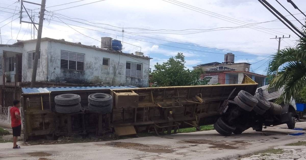Rastra cargada de azúcar vuelca en Florida, Camagüey, y deja a cientos de vecinos sin electricidad