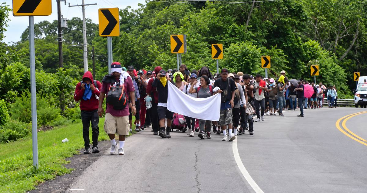 Patrulla Fronteriza de EE.UU. monitorea caravana que avanza por México y a la que se sumaron cubanos