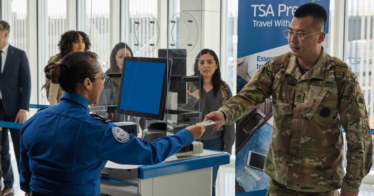 TSA retira sillas y ordena a sus agentes revisar identificaciones de pie en aeropuertos de Estados Unidos