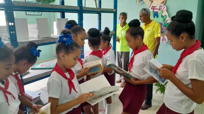 Hojeadas a la feria del libro en Bayamo