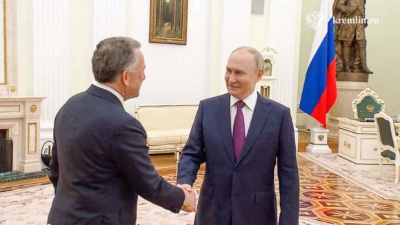 Putin recibe en el Kremlin a los enviados de Trump y advierte: “No buscamos congelar, sino una paz larga y absoluta”