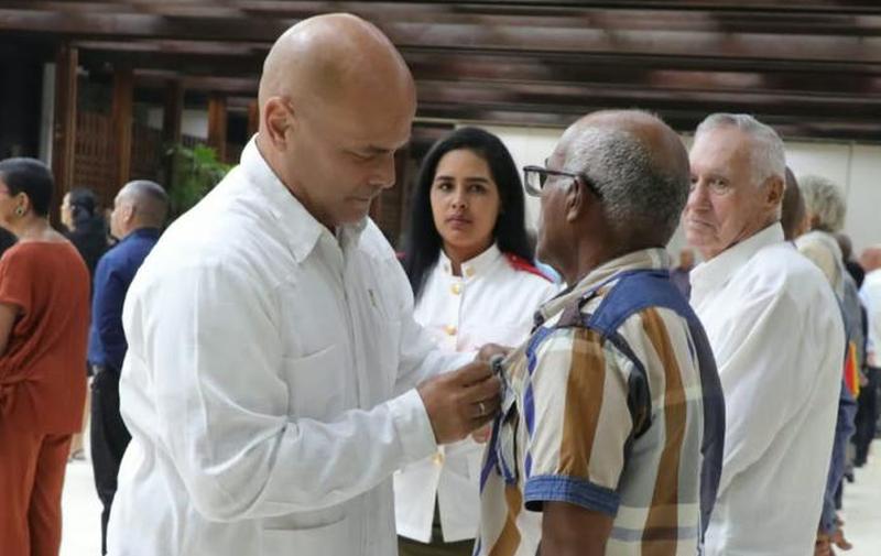 Reconocen a cederistas y organizaciones de base de toda Cuba (+fotos)