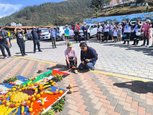 Ecuatorianos suben volcán Ilaló por Cuba y por las causas justas
