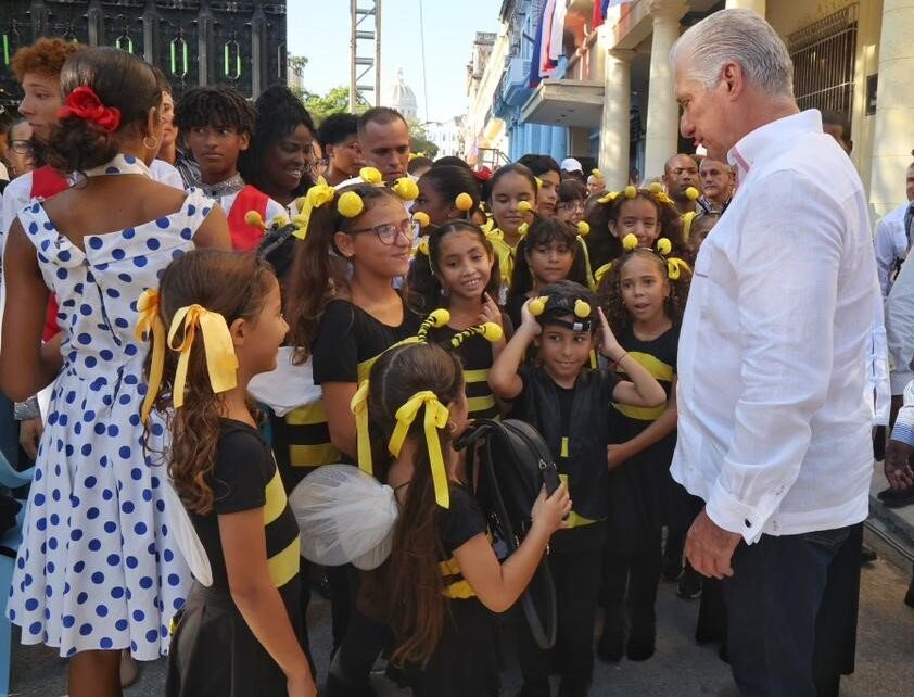 Díaz-Canel: «Mientras haya en Cuba aulas con estudiantes, y escuelas con maestros, hay nación, hay Patria, hay Revolución y hay Socialismo»
