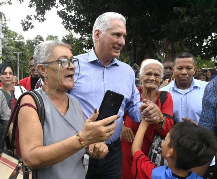 Presidente Díaz-Canel en el barrio capitalino “La Timba”