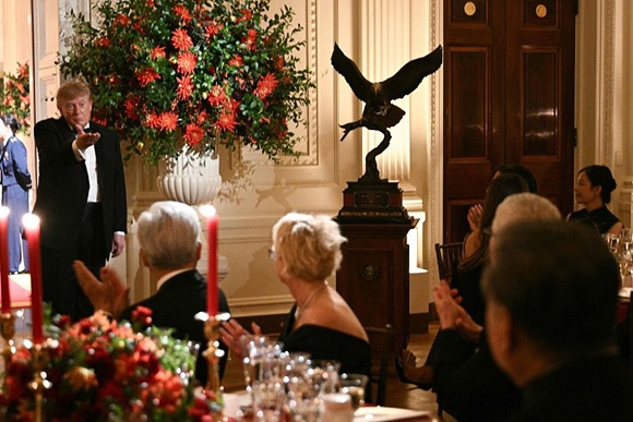 Medios vetados por Trump no pudieron cubrir cena de Estado en honor a Xi Jinping pese a orden judicial