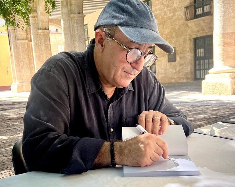 Con el rostro atravesado en la penumbra