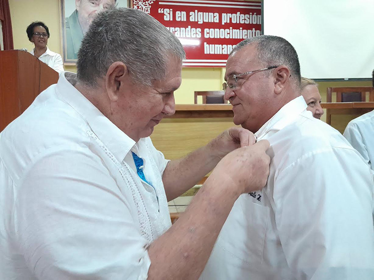 Holguín premió a 17 maestros de la salud
