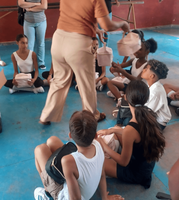 La magia de un gesto: estudiantes de danza reciben donación de una ex alumna