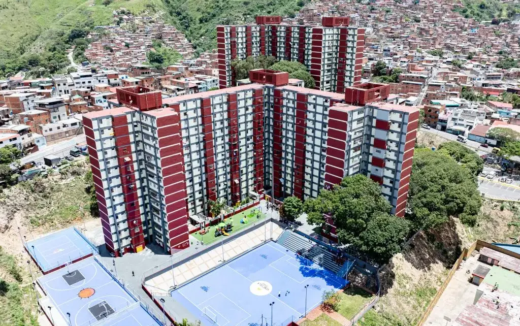 Plan Venezuela Renace: Delcy Rodríguez lidera entrega de 400 viviendas restauradas en Caraca