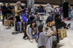 Cierran ocho aeropuertos en Indonesia por volcán en erupción
