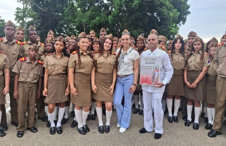 Felicita Raúl a integrantes de las Escuelas Militares Camilo Cienfuegos