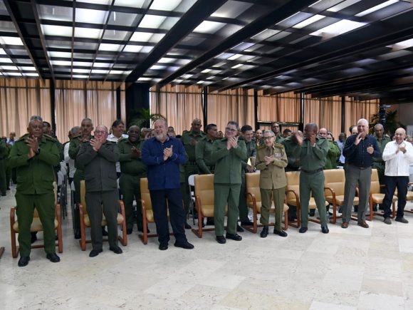 Raúl Castro y Díaz-Canel encabezan acto por 65 años de la Dirección de Seguridad Personal