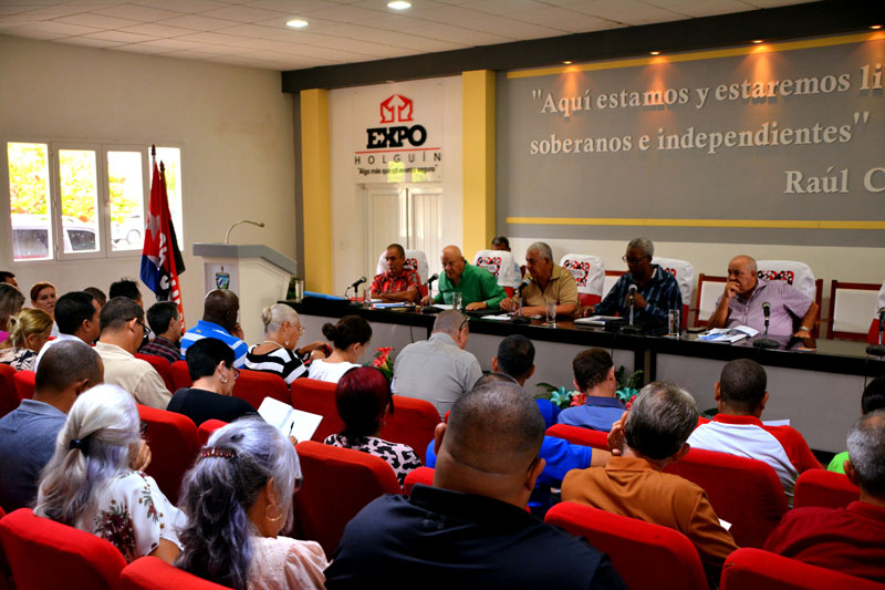 Sostiene Tapia Fonseca encuentro sobre transformaciones económicas en Holguín