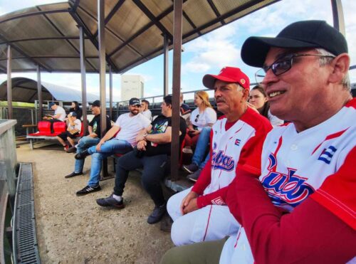 Recuerdan en Rusia centenario de Fidel Castro con juego de béisbol