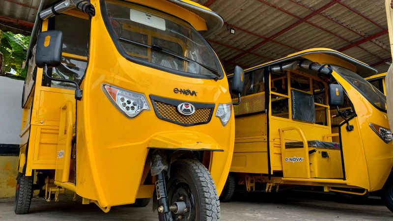 Nuevos triciclos eléctricos conectan rutas claves de Banes