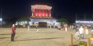 Incienso para Ho Chi Minh, la noche antes del Día Nacional en Vietnam
