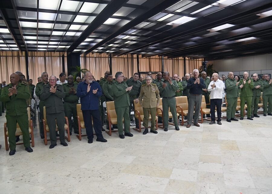 Preside Raúl el homenaje a la Dirección de Seguridad Personal