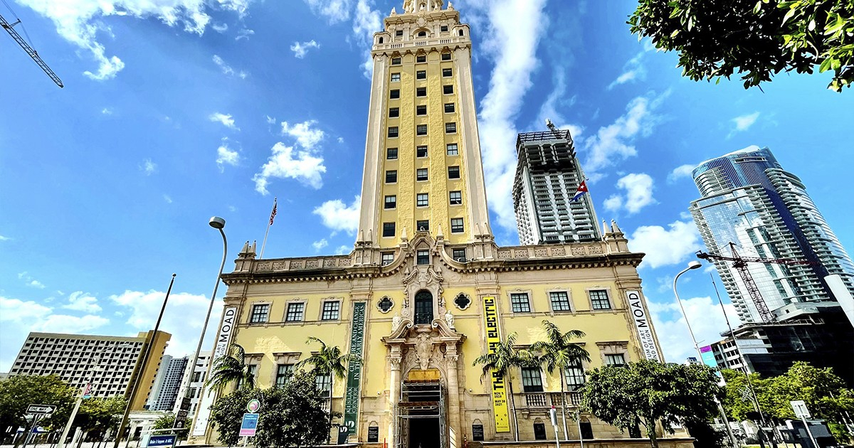 Protestan junto a la Torre de la Libertad contra la biblioteca de Trump: «Es nuestro símbolo de libertad más preciado»