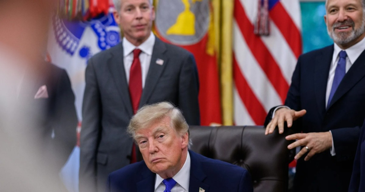 Trump hace público el teléfono de un senador para presionarlo por ley de cambio de hora