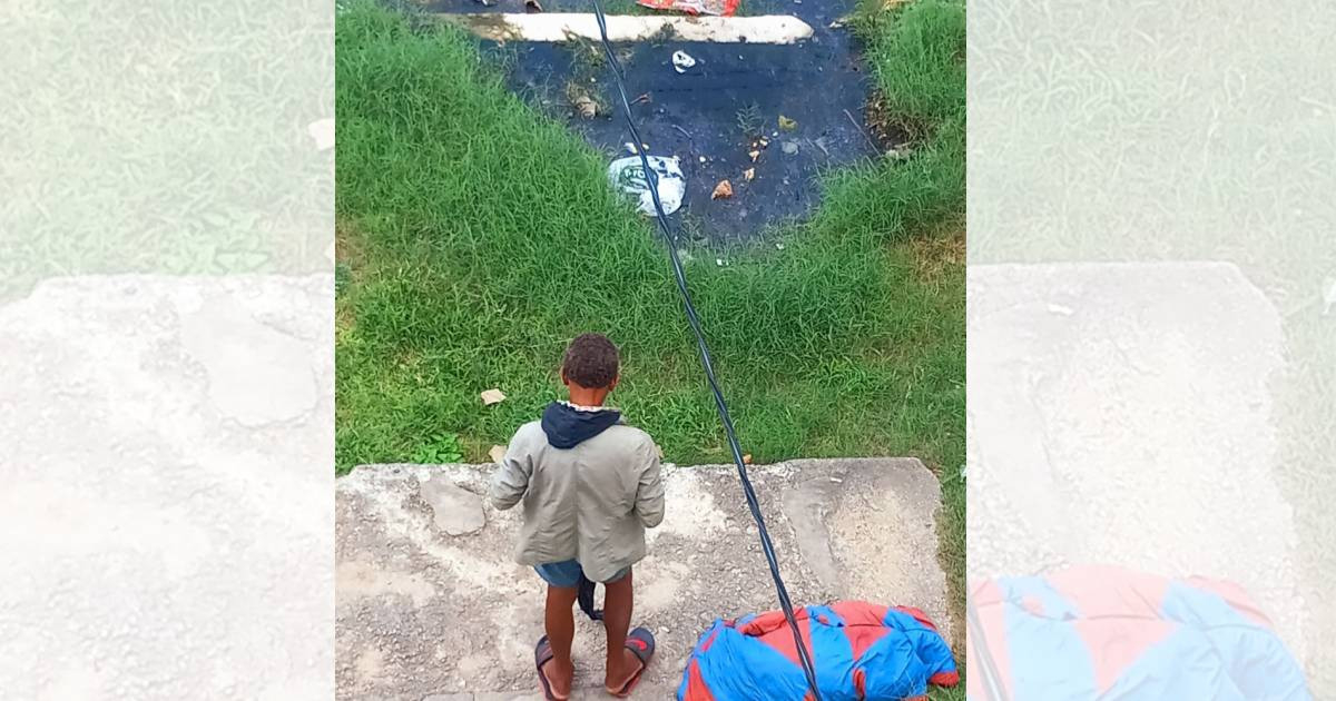 Personas sin hogar y aguas albañales: una escena de abandono en El Vedado