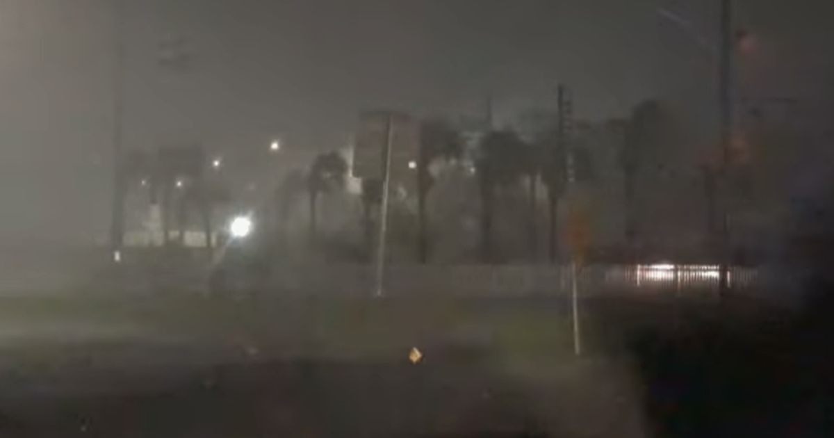 Isaías baja a categoría 1 tras tocar tierra y mantiene el peligro en Florida y Alabama