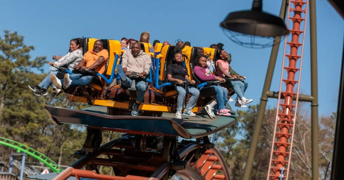 Six Flags cierra atracciones en Estados Unidos y Canadá tras la muerte de un hombre expulsado de una montaña rusa