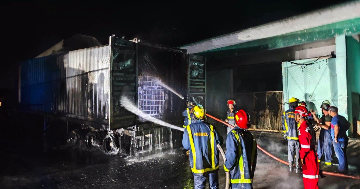 Bomberos de Cuba alertan sobre el peligro de almacenar combustible en tanques plásticos tras reciente incendio