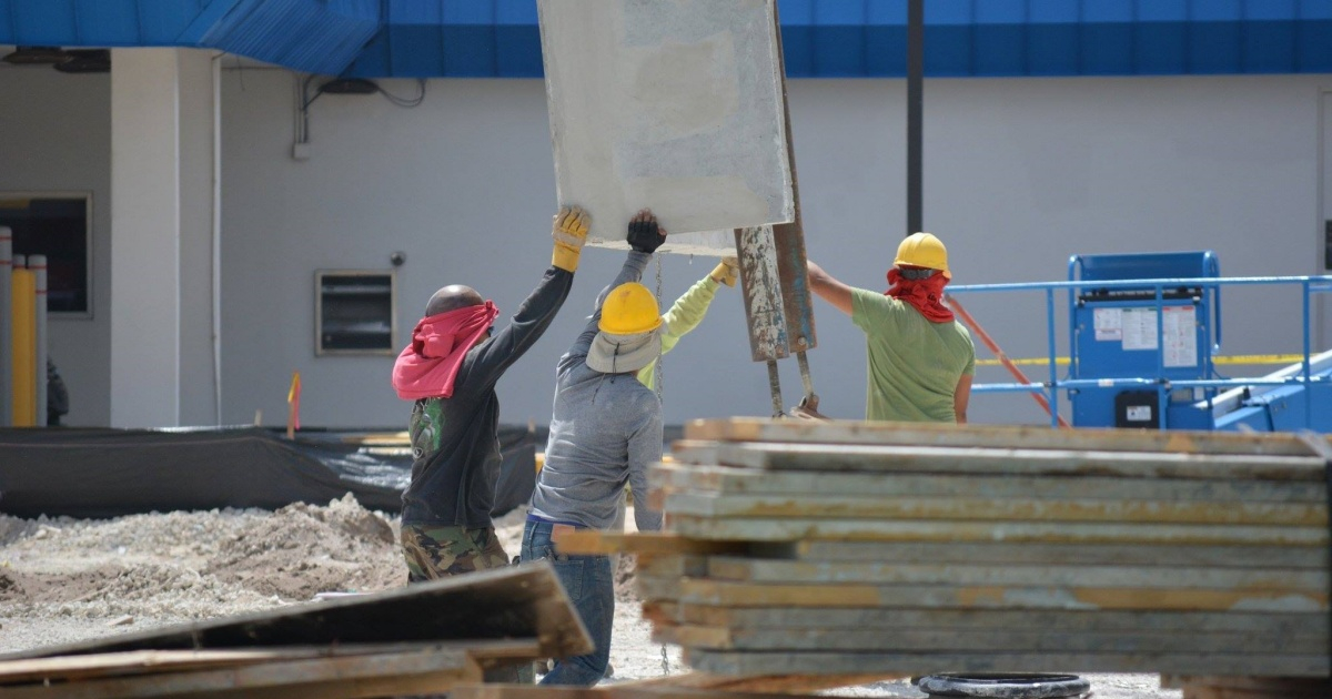 Gobierno de Trump hace definitiva la eliminación de las prórrogas del permiso de trabajo: ¿qué significa para los cubanos?