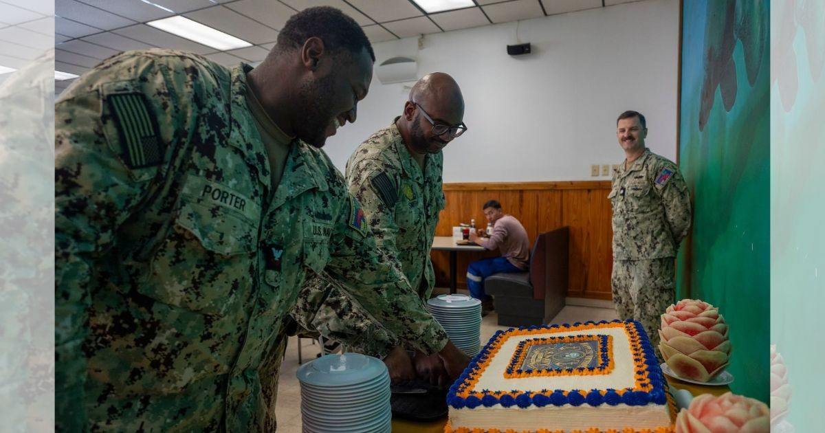 Militares de EE.UU. celebran con un pastel en Guantánamo: el motivo detrás del festejo