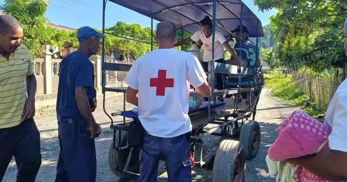 Anciana de 83 años con fractura de cadera es trasladada en un carretón de caballos para recibir atención médica en Guamá