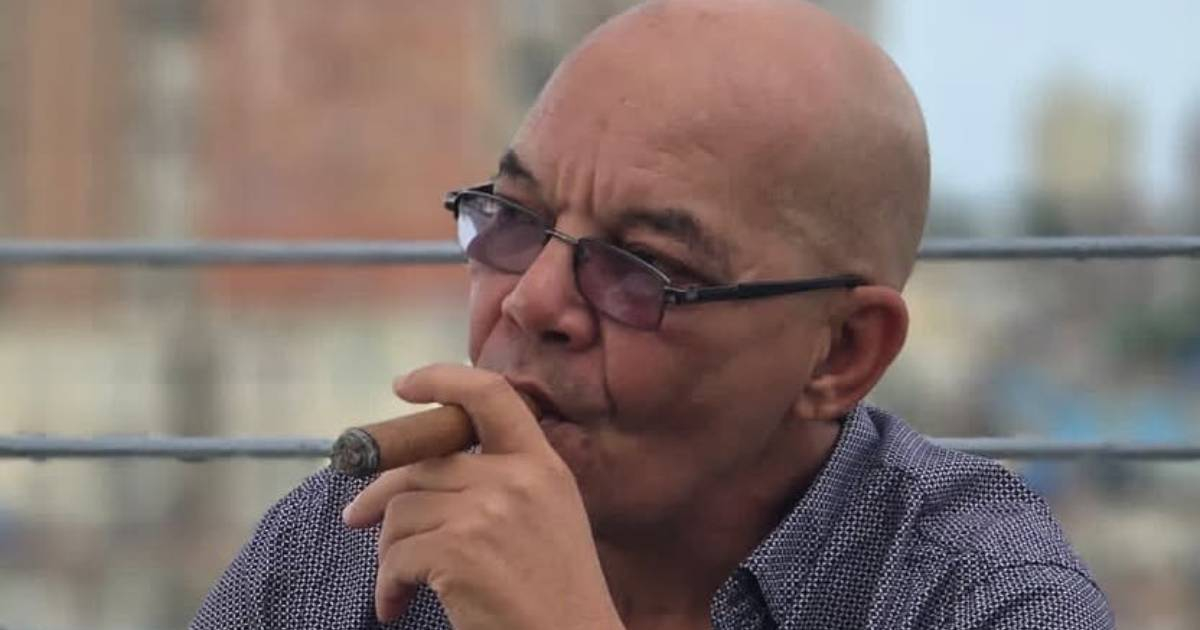 Roban la moto al actor cubano Néstor Jiménez tras el estreno de la película «Neurótica anónima» en La Habana