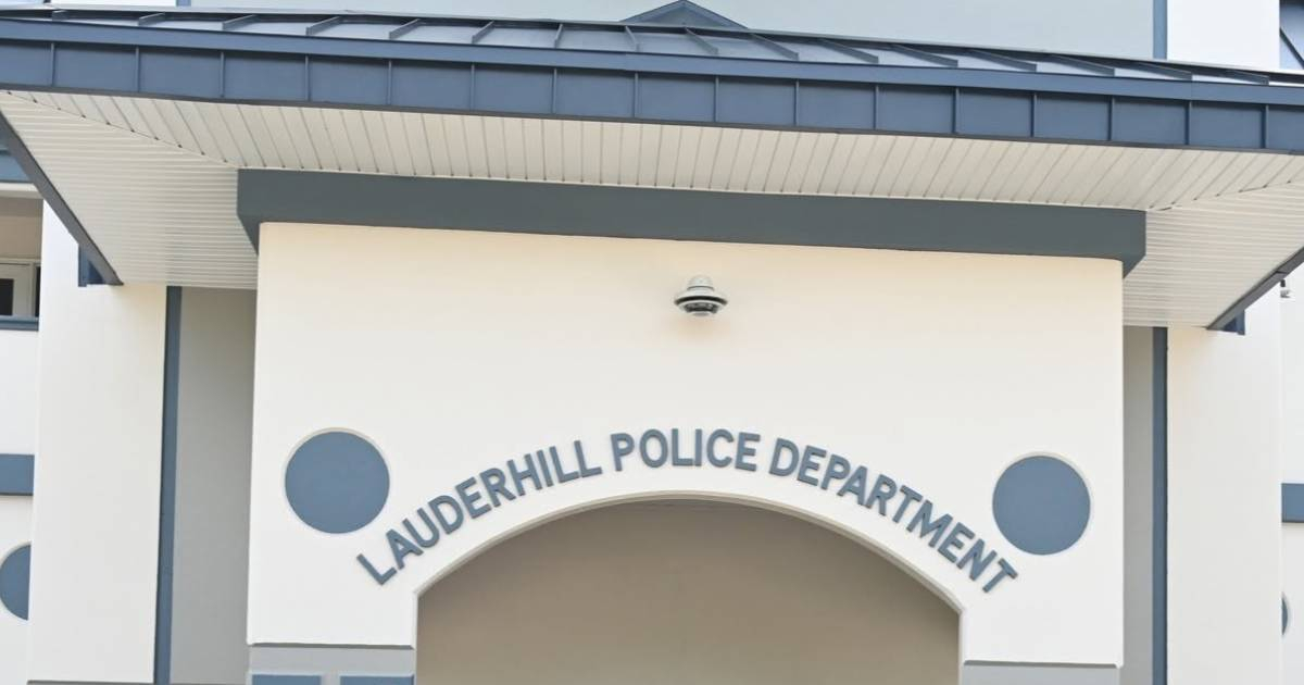 Arrestan a policía de Florida acusado de usar la identidad de un fallecido para ocupar su casa