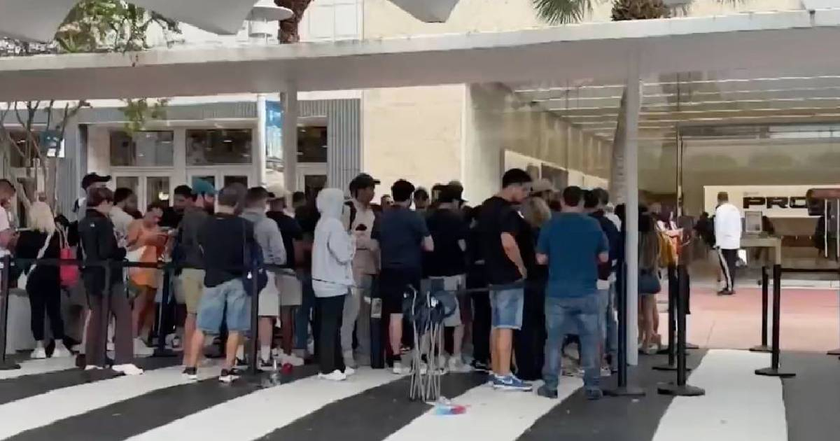 Primer iPhone plegable provoca largas filas en Miami