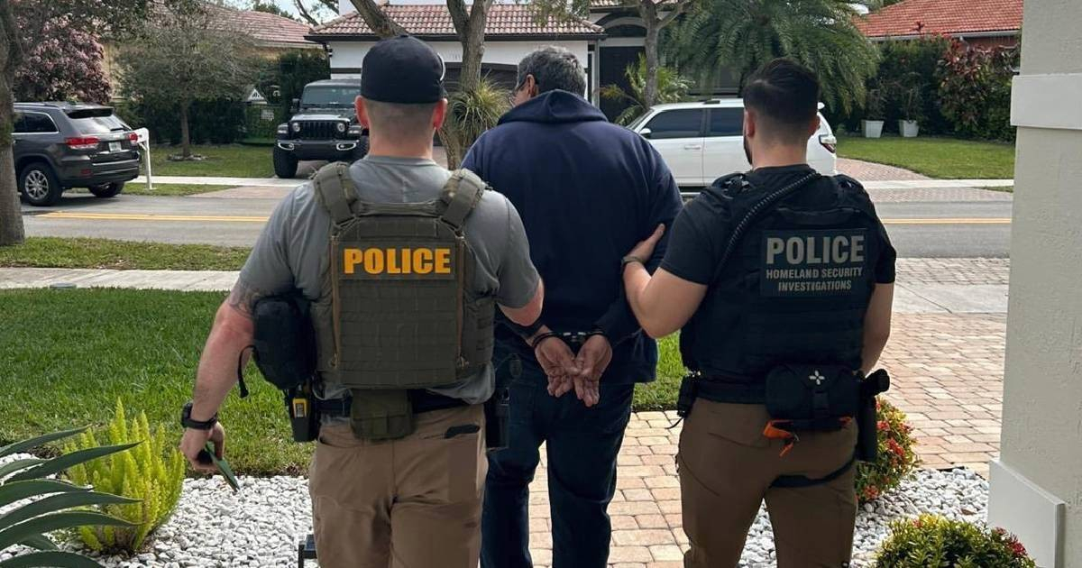 Qué hacer si ICE llega a tu casa o a tu trabajo: guía paso a paso para cubanos en EE.UU.