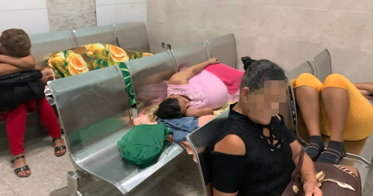 «No había camas»: embarazada denuncia que pasó la noche en sillas de aluminio en hospital de Camagüey