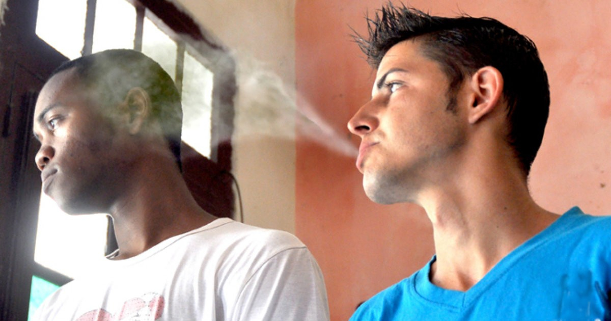 «La vida nos está fumando a nosotros»: cubanos reaccionan al precio de los cigarros