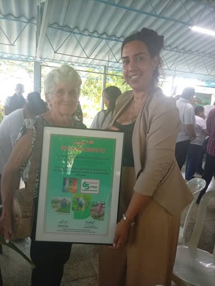 Manos de mujer, fuerza de la tierra