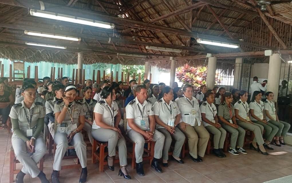 Reconocen a jóvenes aduaneros en el Aeropuerto Internacional José Martí de La Habana