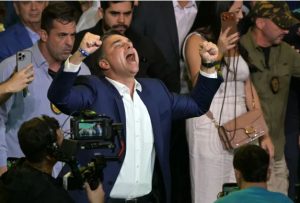 Flávio Bolsonaro pagó 600 000 reales a Elytron, empresa que ofrecía un sistema de IA para manipular elecciones