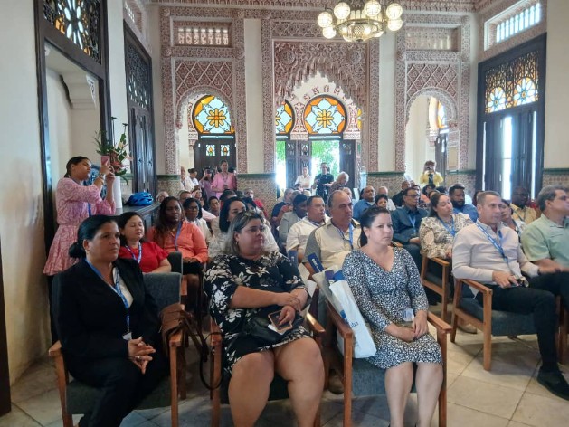 Sesiona en Cienfuegos Foro de Inversión Turística