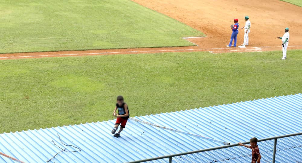 ¿Devolver o no devolver las pelotas de béisbol?