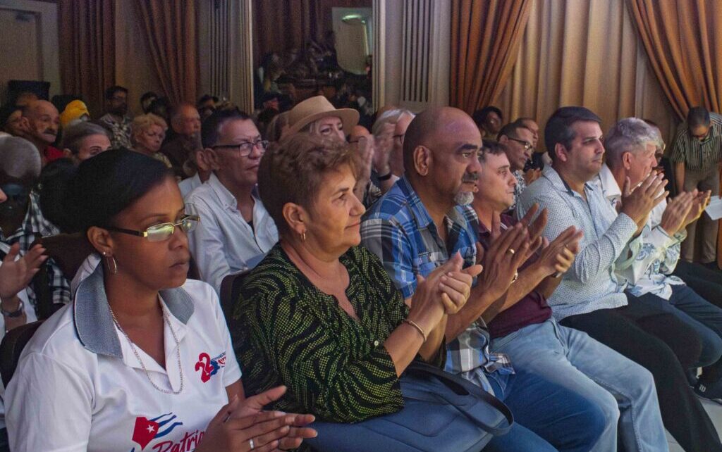 Varios premios y una tórtola dentro de una Sala de Conciertos
