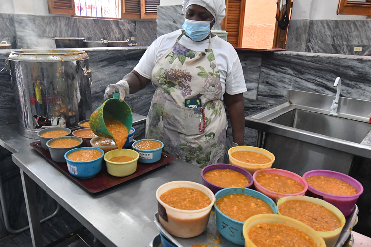 Un plato caliente, una mano tendida: El rostro humano de Quisicuaba