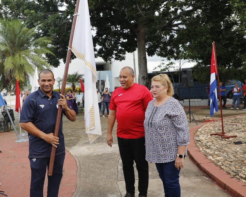 Abanderan equipo de los Gallos para la venidera Serie Nacional (+fotos)