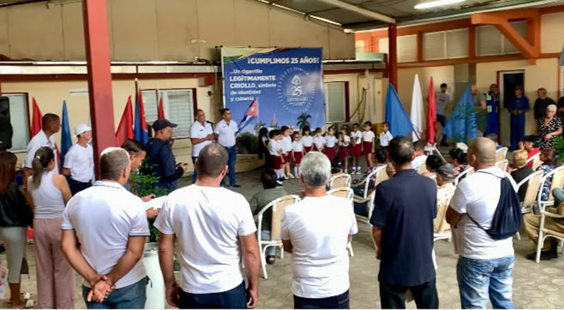 Empresa de Cigarros Lázaro Peña festeja su aniversario 26