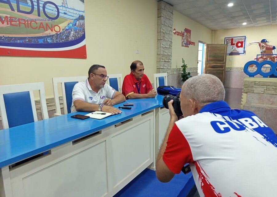 Intercambió dirección del béisbol con la prensa