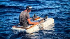 La impactante imagen de un migrante cubano sobre una pequeña balsa improvisada frente a la costa de Florida