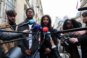 Estudiantes galos demandan fin de intervención policial en liceos