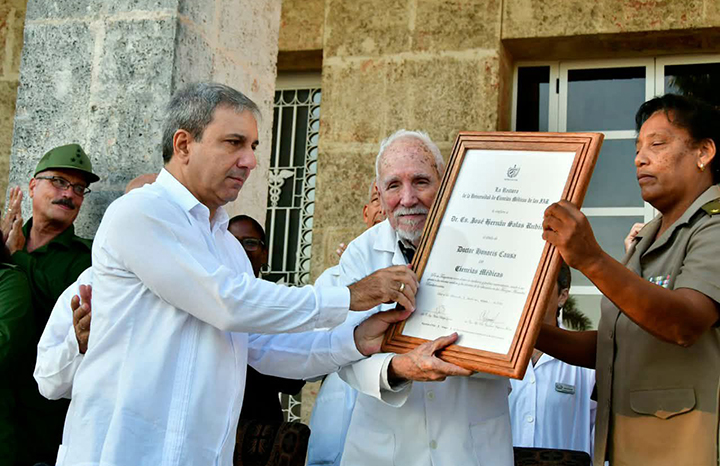 General de Ejército Raúl Castro felicitó a la Universidad de Ciencias Médicas de las FAR